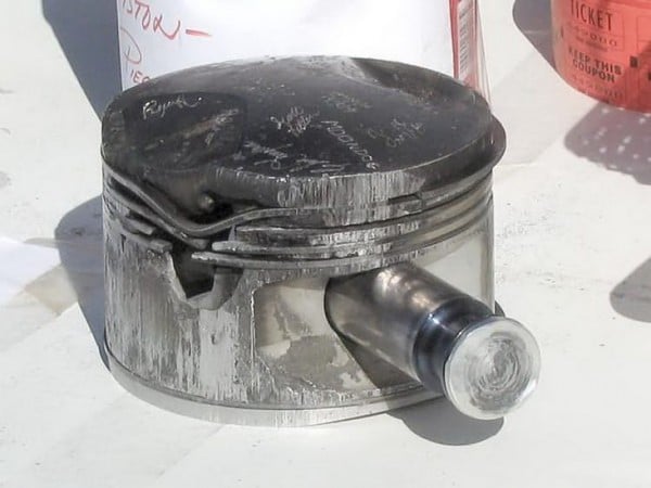 Стучат пальцы в двигателе: причины