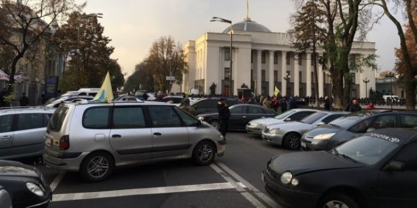 В центре Киева евробляхеры перекрыли движение