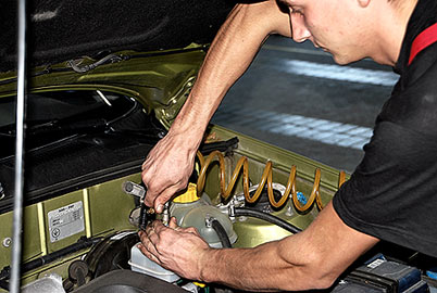 Замена тормозной жидкости в авто: основные нюансы и на что обратить внимание