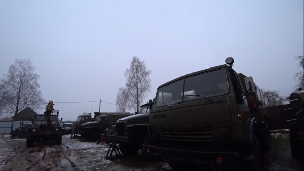 YouTube-блогер поехал за запчастями и нашёл &laquo;Уралы&raquo; и &laquo;КамАЗы&raquo; на консервации