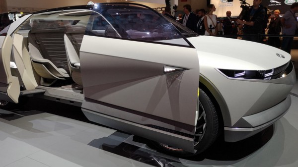 Компания Hyundai планирует в 2021 году запустить в РФ продажи электромобилей