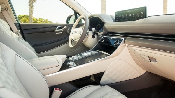 Genesis назвал российские цены на новый кроссовер GV80 и седан G80