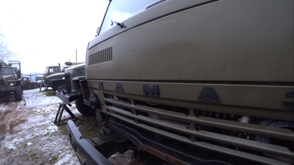 YouTube-блогер поехал за запчастями и нашёл &laquo;Уралы&raquo; и &laquo;КамАЗы&raquo; на консервации