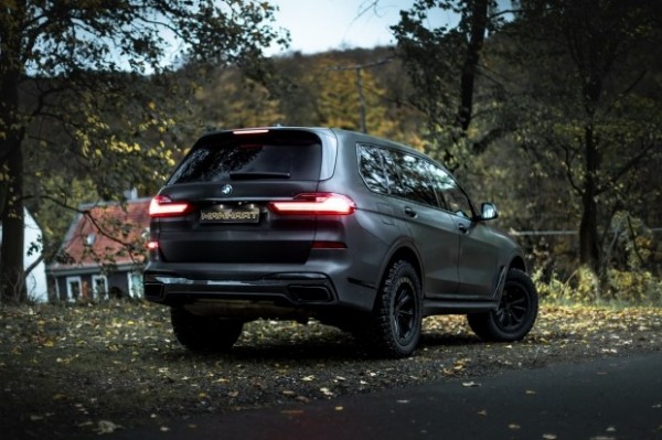 BMW X7 с 641-сильным мотором подготовили к бездорожью