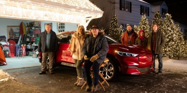 Чеви Чейз воссоздал сцену из рождественских каникул с Mustang Mach-E