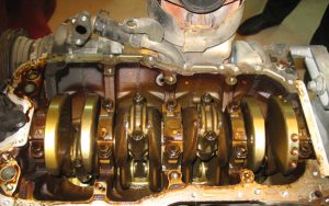 Что лучше заливать в двигатель: масло синтетика или полусинтетика