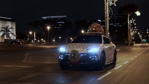 Блогер завернул кроссовер Lamborghini Urus в подарочную бумагу
