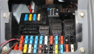 Где стоит предохранитель на бензонасос