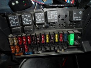 Где стоит предохранитель на бензонасос