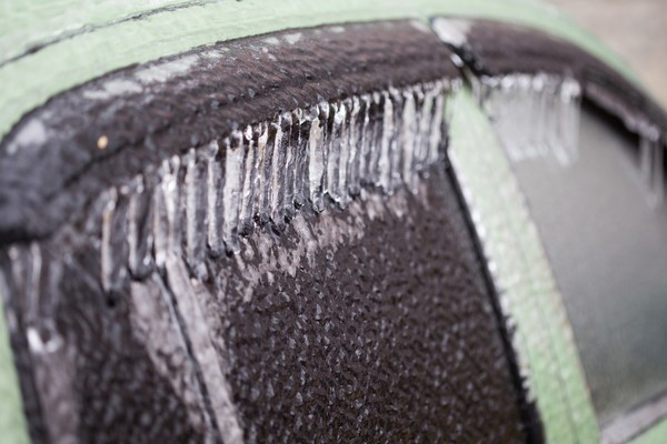 Как очистить машину от льда: проверенные советы