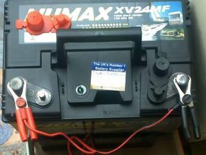 Как правильно зарядить необслуживаемый автомобильный аккумулятор