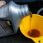 Какое масло лучше заливать летом в двигатель чтобы уберечь мотор