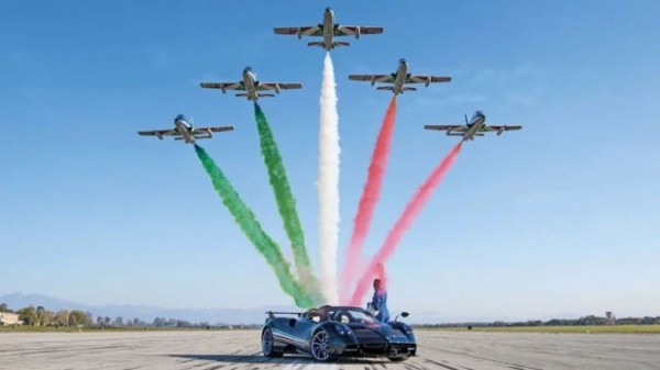 Компания Pagani представила ограниченную серию гиперкара Huayra Tricolore