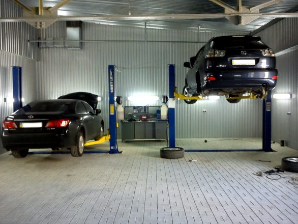 Скрежет, стук, свист слышен при повороте руля: в чем причина и как это исправить?