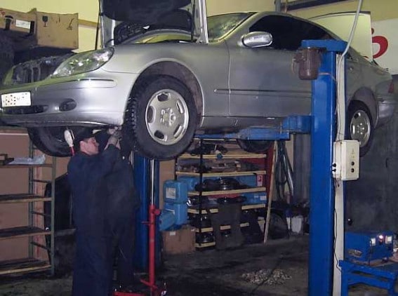 Скрежет, стук, свист слышен при повороте руля: в чем причина и как это исправить?