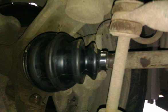 Скрежет, стук, свист слышен при повороте руля: в чем причина и как это исправить?