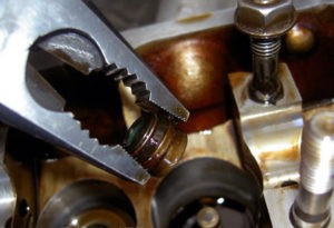 Замена маслосъемных колпачков (сальников клапанов)