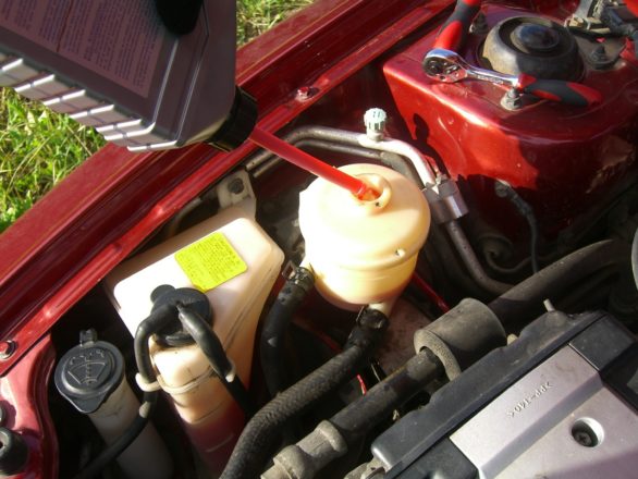 Замена жидкости в гидроусилителе руля: на что обратить внимание?
