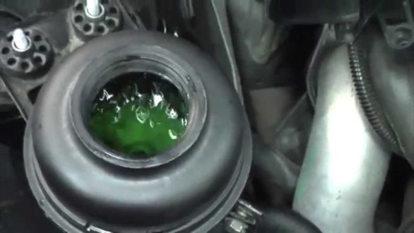 Замена жидкости в гидроусилителе руля: на что обратить внимание?