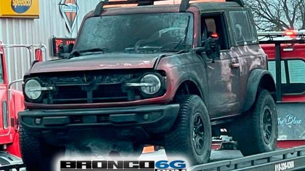 В США загорелся автовоз с предсерийными внедорожниками Ford Bronco