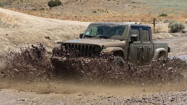 Владелец Jeep Gladiator лишился гарантии за езду по бездорожью