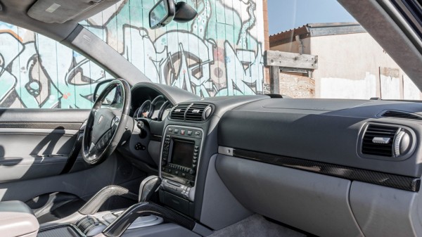 На продажу выставлен внедорожный Porsche Cayenne для любителей путешествий 