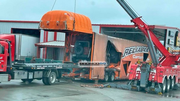 В США загорелся автовоз с предсерийными внедорожниками Ford Bronco