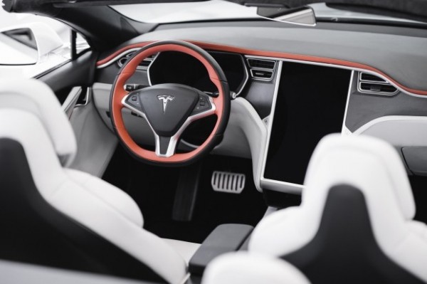 Тесле Model S снесло крышу