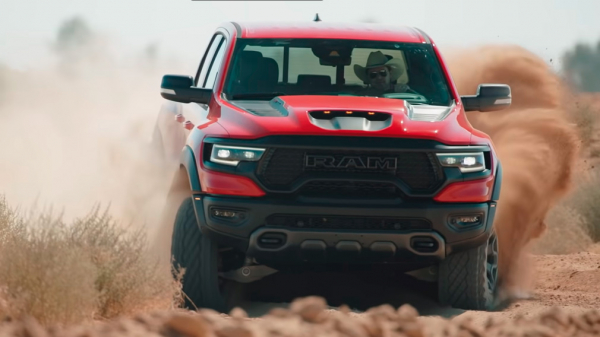 Журналисты организовали &laquo;Величайший дрэг в мире&raquo;