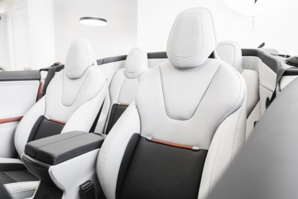 Тесле Model S снесло крышу