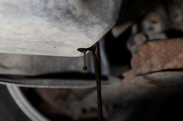 Черное масло в двигателе: стоит ли волноваться