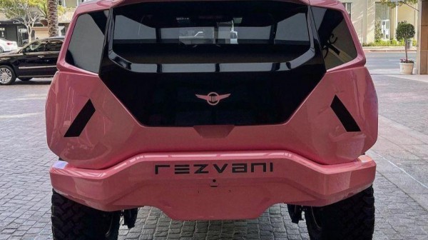 В Сети появились фотографии розового Rezvani Tank с лимонным салоном