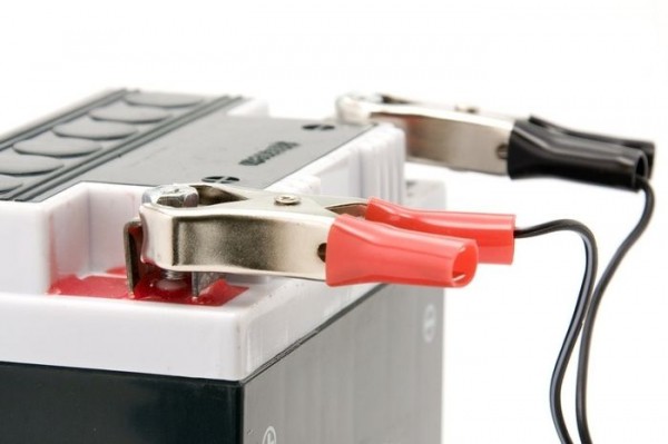 Как зарядить аккумулятор автомобиля в домашних условиях