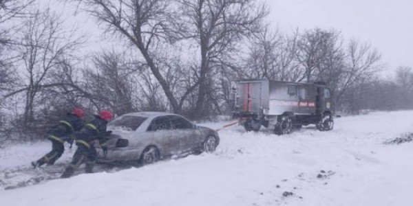 Сильный снегопад ограничил движение автотранспорта