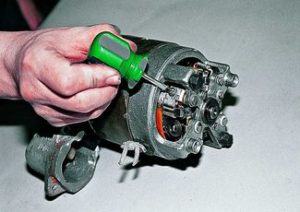 Стартер щелкает, но двигатель не крутится