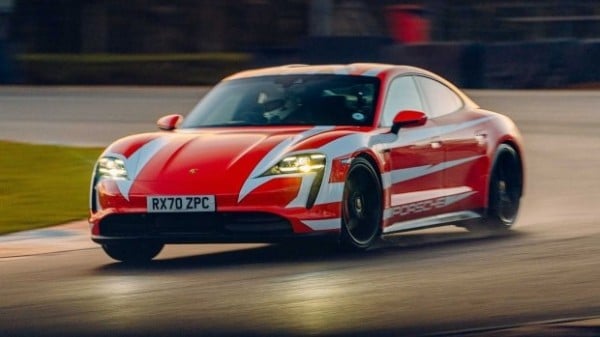 13 рекордов Porsche Taycan (видео)