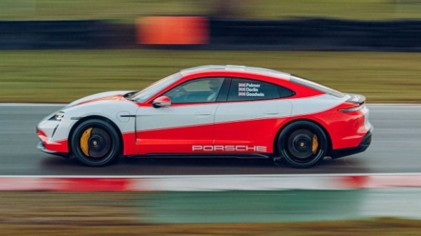 13 рекордов Porsche Taycan (видео)