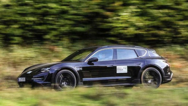 Компания Porsche анонсировала электроуниверсал Taycan Cross Turismo