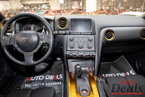 &laquo;Ты мой золотой&raquo;: в Дубае продается уникальный Nissan GT-R