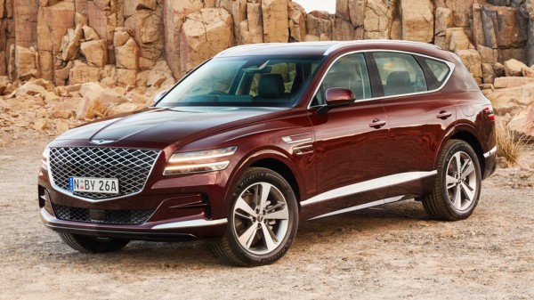 В Сети появились изображения нового купе-кроссовера Genesis GV80