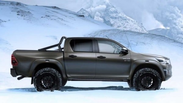 Toyota Hilux заехала на территорию Раптора