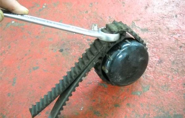 Откручиваем масляный фильтр без съемника