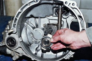 Почему не включаются скорости при заведенном двигателе