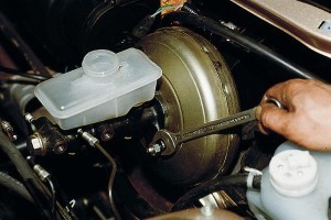 Почему не включаются скорости при заведенном двигателе