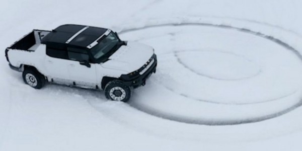 Видео: электрический Hummer крутит &laquo;пончики&raquo; на снегу