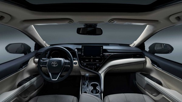 Названы сроки выхода обновлённой Toyota Camry 2021 года в России