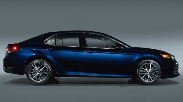 Названы сроки выхода обновлённой Toyota Camry 2021 года в России