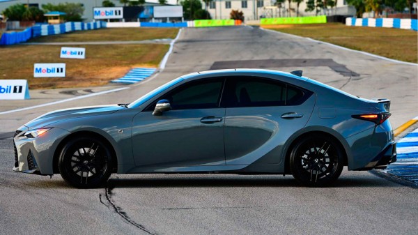Lexus готовит спецверсию седана IS, оснащенную атмосферным V8