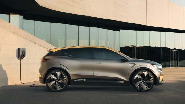 Компания Renault представит серийный электрокроссовер Megane летом 2021-го