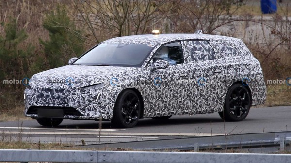 В Сети появились новые изображения универсала Peugeot 308 следующего поколения